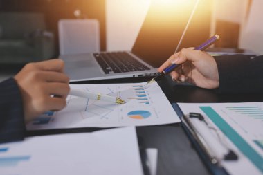 Toplantı odasında birlikte çalışan iş adamları.