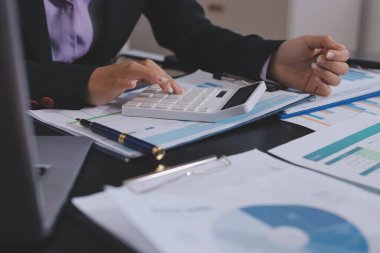 Toplantı odasında birlikte çalışan iş adamları.