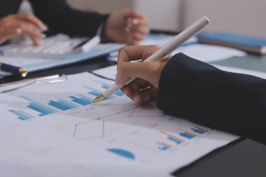 Toplantı odasında birlikte çalışan iş adamları.