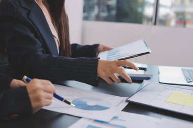 Toplantı odasında birlikte çalışan iş adamları.