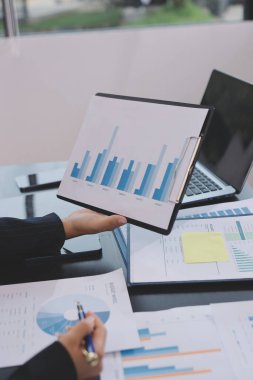 Toplantı odasında birlikte çalışan iş adamları.