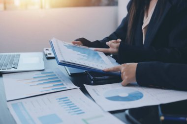 Toplantı odasında birlikte çalışan iş adamları.