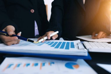 Toplantı odasında birlikte çalışan iş adamları.