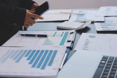 Toplantı odasında birlikte çalışan iş adamları.