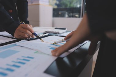 Toplantı odasında birlikte çalışan iş adamları.