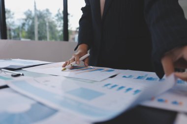 Toplantı odasında birlikte çalışan iş adamları.