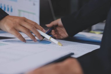 Toplantı odasında birlikte çalışan iş adamları.