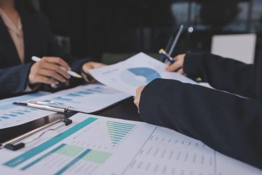 Toplantı odasında birlikte çalışan iş adamları.