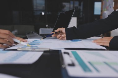 Toplantı odasında birlikte çalışan iş adamları.