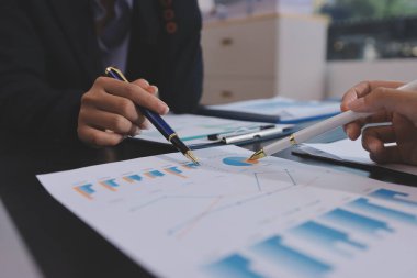 Toplantı odasında birlikte çalışan iş adamları.