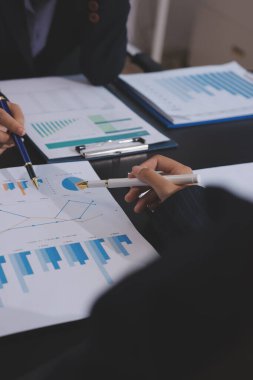 Toplantı odasında birlikte çalışan iş adamları.