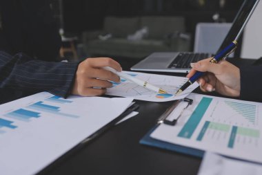 Toplantı odasında birlikte çalışan iş adamları.