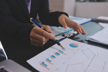 Toplantı odasında birlikte çalışan iş adamları.