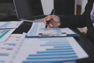 Toplantı odasında birlikte çalışan iş adamları.