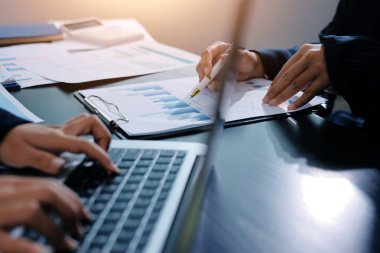 Toplantı odasında birlikte çalışan iş adamları.