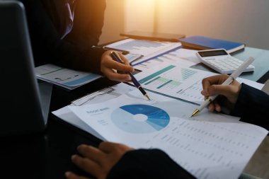 Toplantı odasında birlikte çalışan iş adamları.