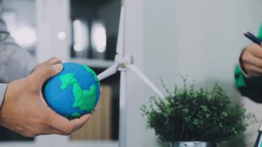 Küreyi gösteren bir iş adamına yaklaş.