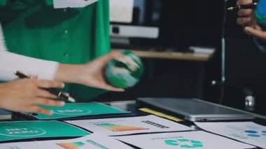 İş adamları iş planını dizüstü bilgisayarla tartışıyor