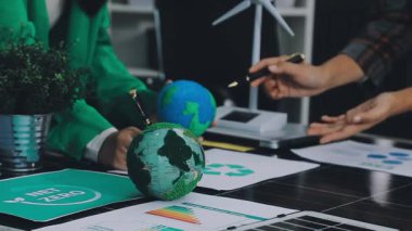 Kağıt tutan ve dizüstü bilgisayarda yazan iş adamı