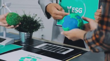 Takım elbiseli bir adam elinde dostça bir işaret tutuyor.