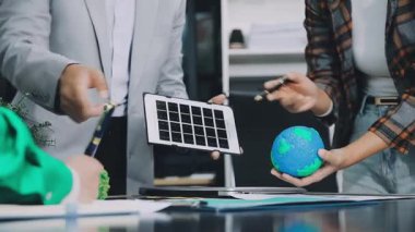 Kapat. Ofiste güneş panelleri olan bir iş adamı var.