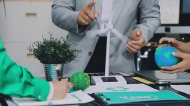 İş adamı ve iş kadını bir projeyi tartışıyorlar. Takım çalışması kavramı