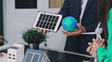 Güneş paneli ve güneş enerjisi sistemi. alternatif enerji kavramı.