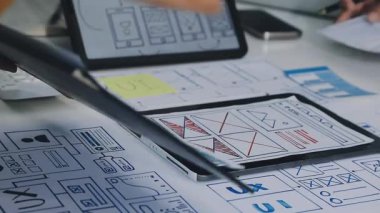 Cep telefonu kullanan adam