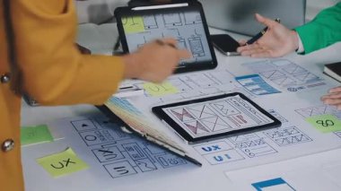 Genç bayan yönetici tablette yeni takım projesini gösteriyor