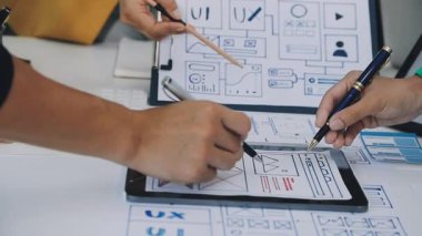 Cep telefonu kullanan ve ekranda kalemle çizen adamı kapat