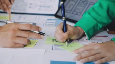 Yakın plan - cep telefonu tutan kadın eli