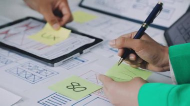 Projede çalışan genç iş adamını kapatın.