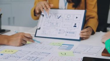 yaratıcı grafik tasarım tasarımcısı ofiste tablet üzerinde çalışıyor