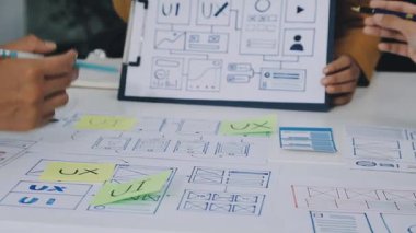 erkek tasarımcı dizüstü bilgisayarda yazıyor