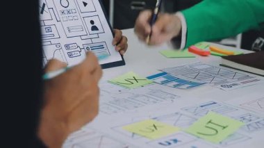 Ofiste çalışan tasarımcı.