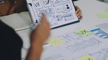 Ofiste çalışan tasarımcı