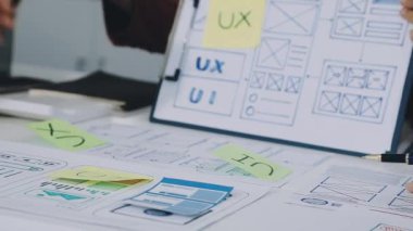 Tasarımcı çizimi ile beyaz tahta üzerinde bir çizim