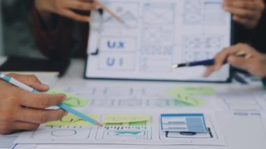 Tasarımcı el yazısı beyaz kağıda yapışkan nota