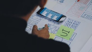 Yakın plan - genç iş kadınının masadaki kağıda yazı yazışının fotoğrafı