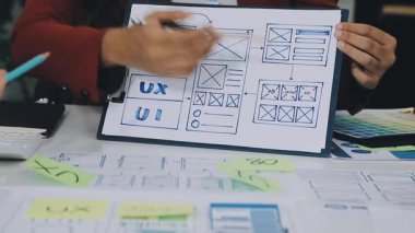 Şablonla çalışırken akıllı telefonu tutan erkeği kapat.