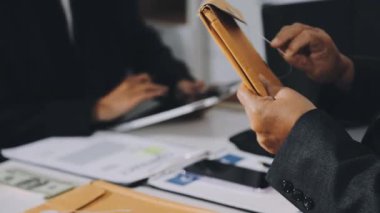 Ofiste çalışan bir iş adamı..