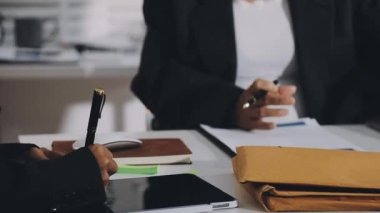 İş adamları toplantısı, ofis, tartışma ve toplantı konsepti,