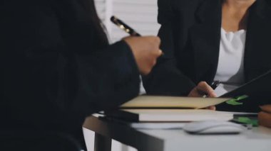 Yakın plan - ofiste dizüstü bilgisayarda çalışan iş kadınının görüntüsü