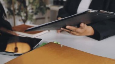 Ofiste dizüstü bilgisayarda çalışan bir iş ekibi.