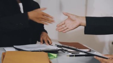 İş adamları el sıkışıyor, iş adamları, ortaklık, anlaşma, toplantı