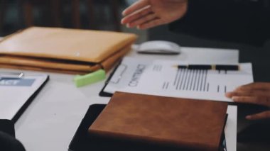 İşadamlarının elleri ofiste tokalaşırken