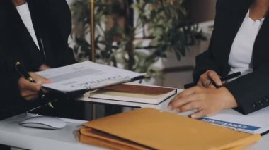 Ofiste bir meslektaşı ile el sıkışan işkadını