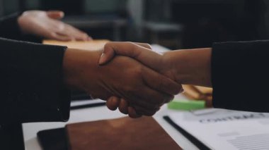 Modern ofiste görüştükten sonra iş adamları el sıkışıyor.