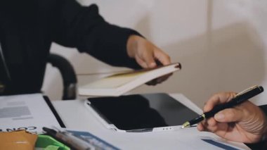 İş adamı ofisteki ortağıyla el sıkışıyor.