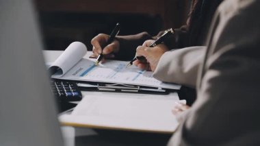 Ofisteki genç bayan.